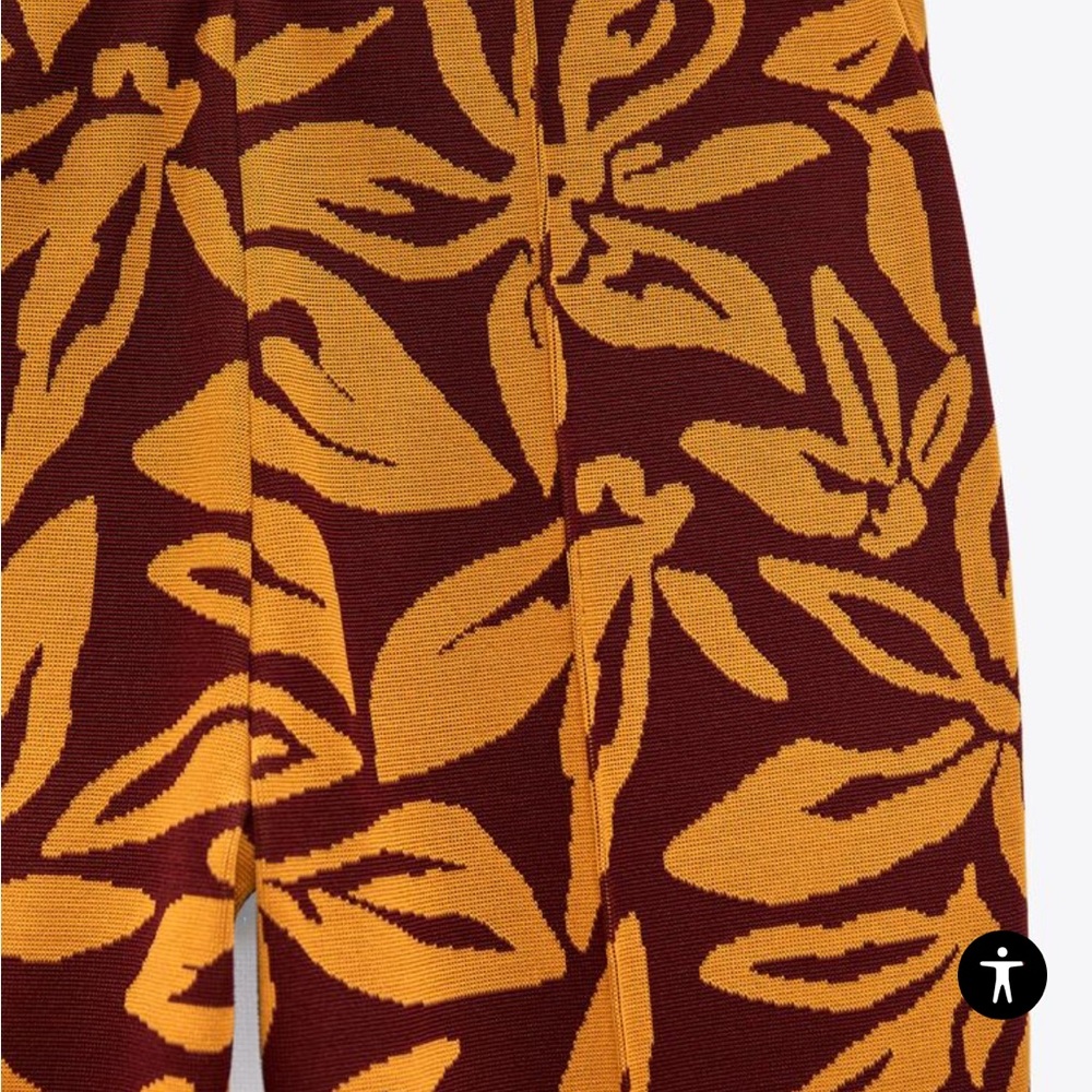 High-waisted trousers with elastic waistband. Flared hem.